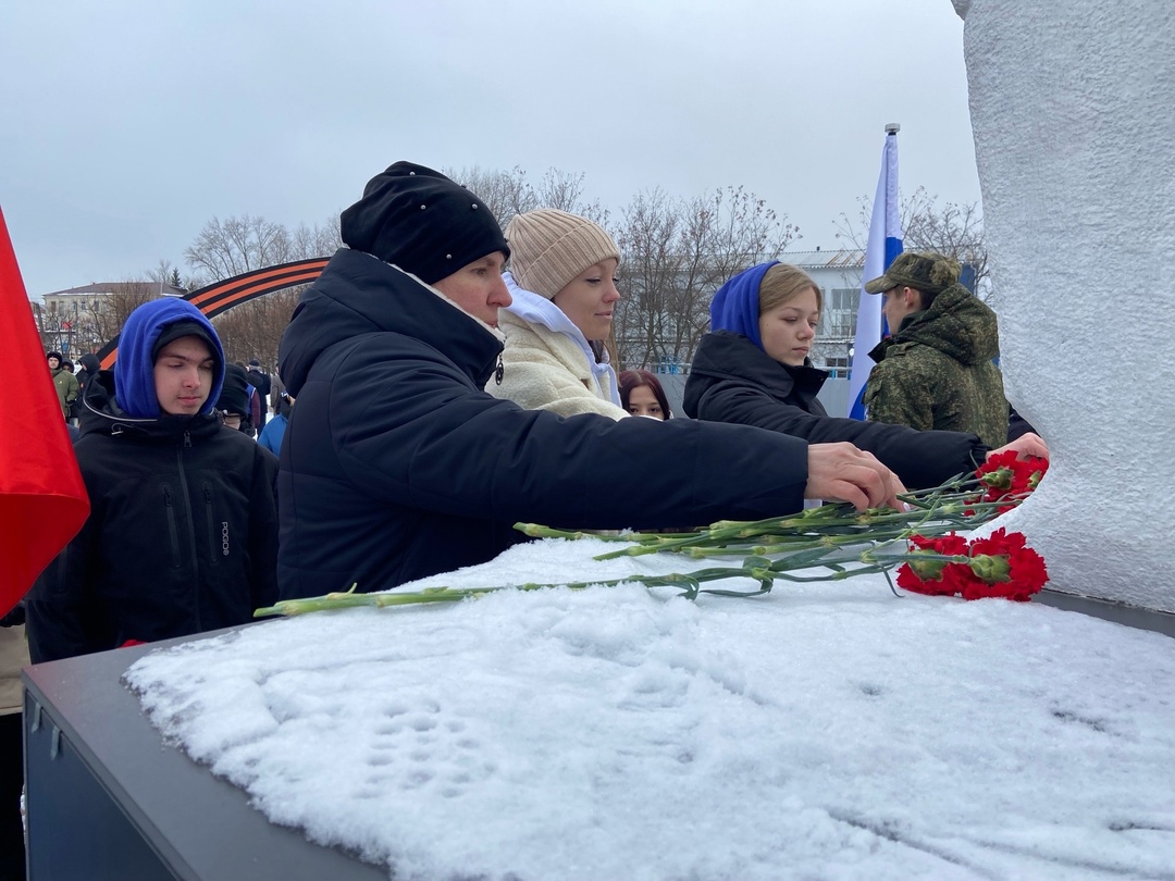 Акция возложения цветов, посвящённая Дню неизвестного солдата.